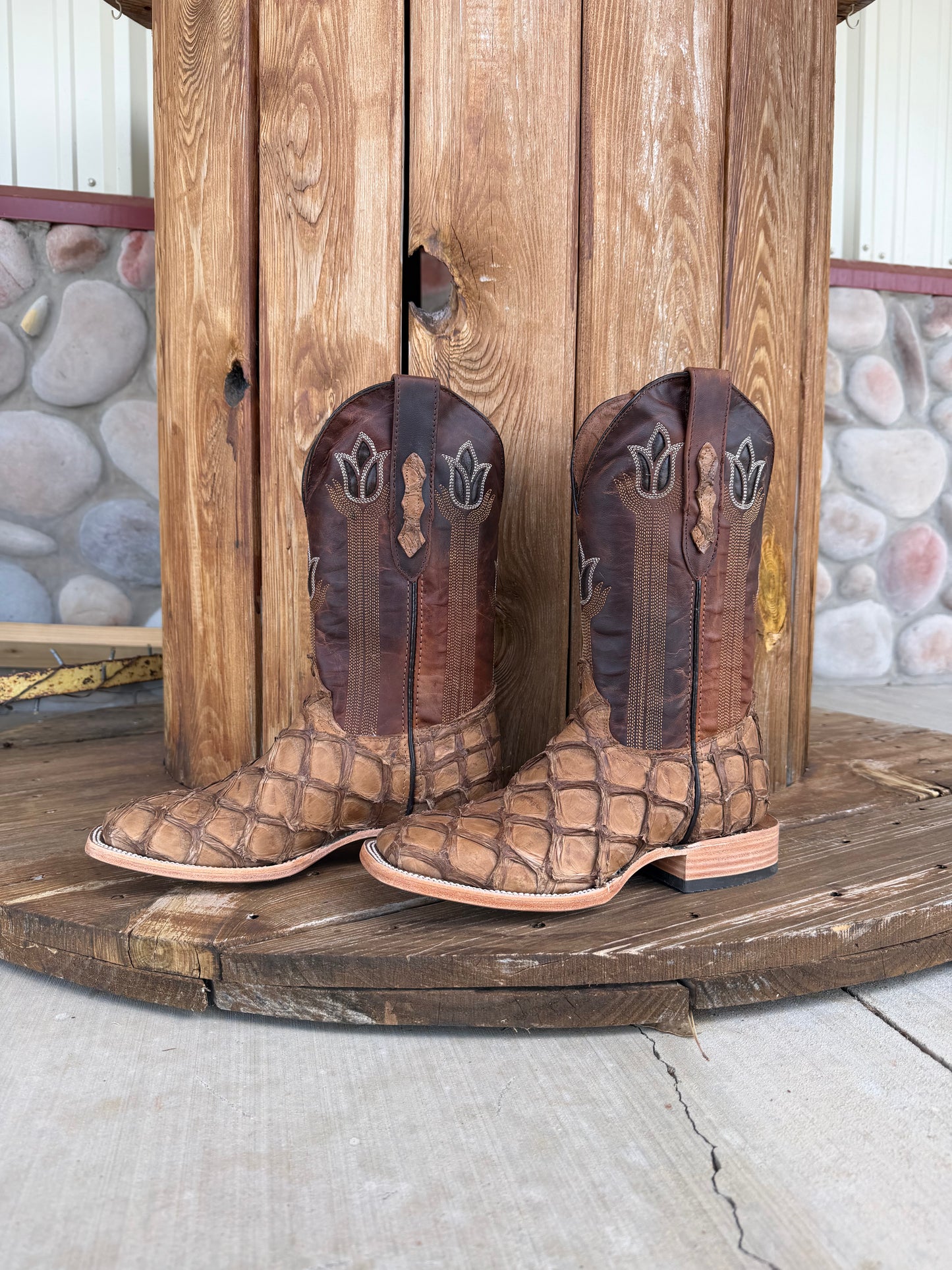 Signature Turquoise Reata Men's Boot – Exotics - The Justin Caramel Pirarucu Square Toe Boot