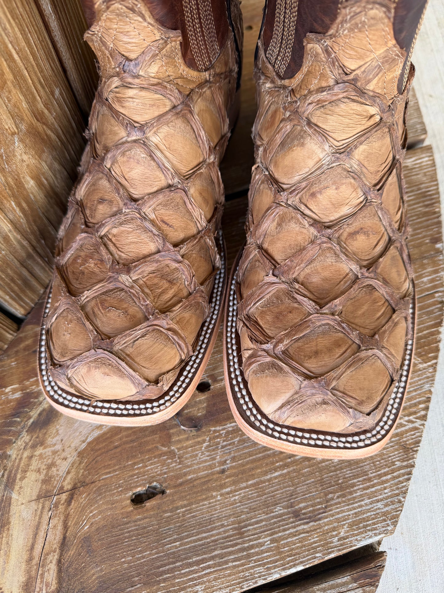 Signature Turquoise Reata Men's Boot – Exotics - The Justin Caramel Pirarucu Square Toe Boot