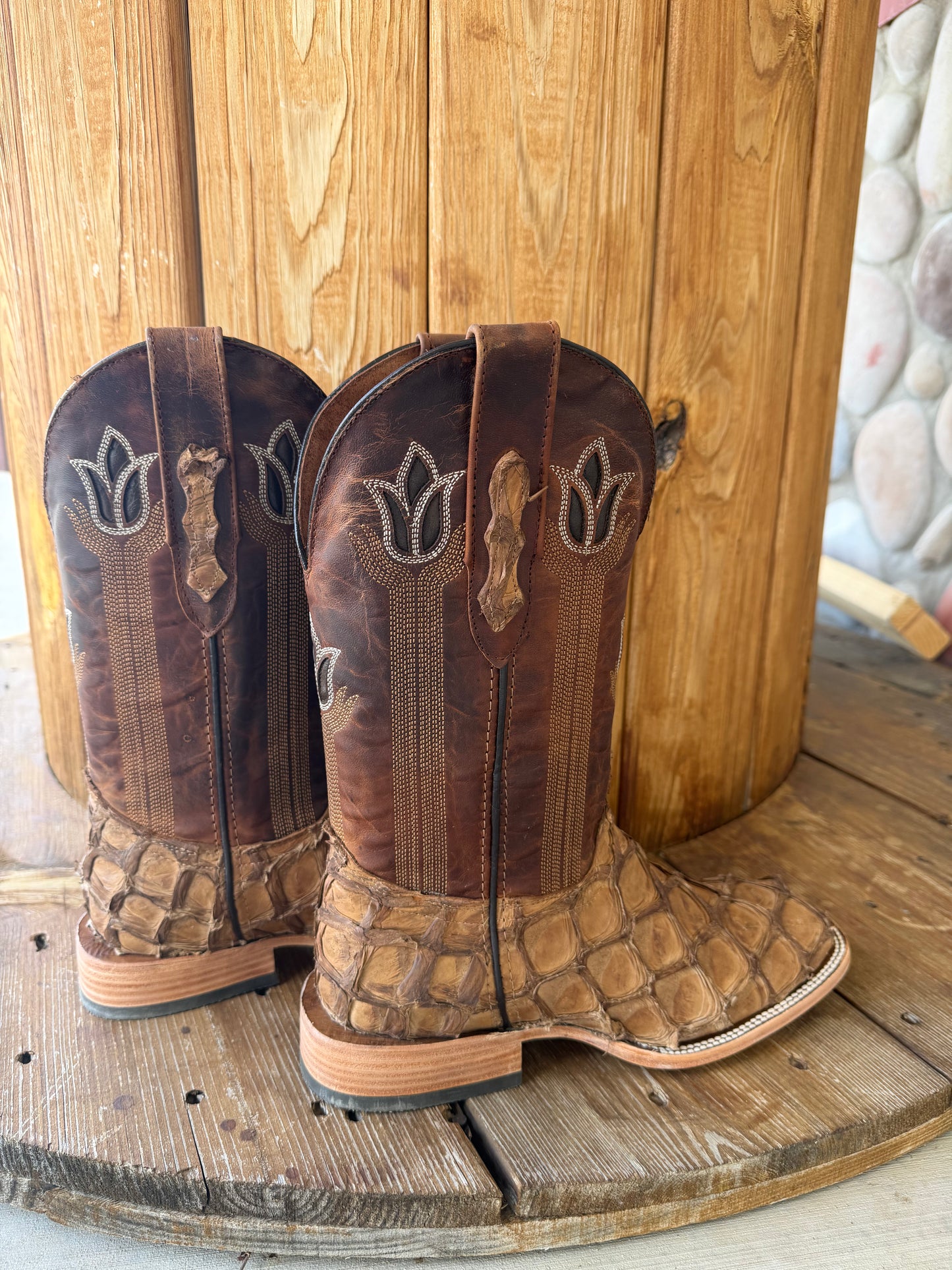 Signature Turquoise Reata Men's Boot – Exotics - The Justin Caramel Pirarucu Square Toe Boot